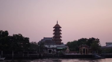 Bangkok Tayland 'da gün batımı, Rıhtım yakınlarındaki Chao the River' dan ufuk çizgisi - 4K Yatay