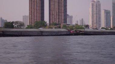 Römorkör büyük bir kum mavnasını Bangkok Thailand 'daki Kaya Nehri' nin sularından geçiriyor - 4K Yatay