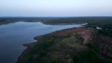 Long Thanh Gölü 'nün kırsalında geniş orman ve göllerle kaplı geniş düzlük. Vietnam kuşlarının bakış açısı - 4K Yatay
