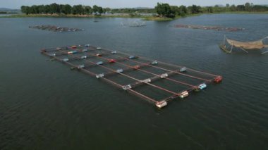 Vietnam Gölü 'nde balık ağları tutmak için büyük ev yapımı davullardan yapılmış yapılar - 4K Yatay