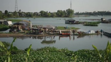 Tri An Gölü Vietnam 'ın sığ sularında sığ balıkçı tekneleri ve yük gemileri - 4K Yatay