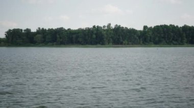 Büyük sakin göl panoramiği. Etrafı yeşillik ve doğa ile çevrili. Bir Vietnam Gölü - 4K Yatay