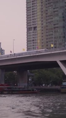 Arabaların ve trenlerin Bangkok Tayland 'da dolaştığı yer olan FullHD Dikey