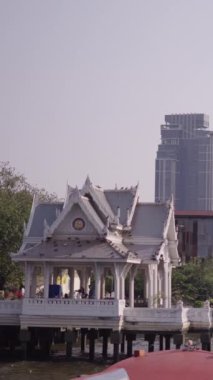 Bangkok Tayland silueti Chao the River Rıhtımından FullHD Dikey Turizm teknesiyle görüldü