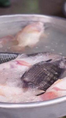 Vietnam 'da Ho Chi Minh City caddesindeki yerel markette satılmadan önce bir konteynır suda yüzen taze balık.