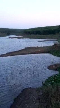 İnsansız hava aracı, doğanın ortasında, Vietnam 'daki Long Thanh Gölleri yakınlarındaki büyük bir gölün kıyısında uçuyor.