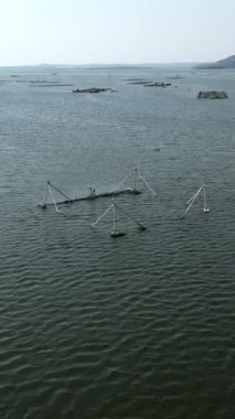 İnsansız hava aracı, Vietnam Gölü 'nün üzerinde geri dönüşümlü malzemelerle yapılan balık çiftliklerini görebilirsiniz.