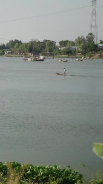 Tri An Gölü Vietnam, balıkçılığın yapıldığı ve malzemelerin mavnalarla taşındığı büyük bir göldür. - FullHD Dikey