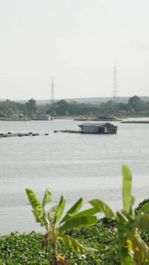 Büyük sakin göl panoramik balık çiftlikleri ve çanta taşıma mavnaları tri vietnam bir göl - FullHD Dikey