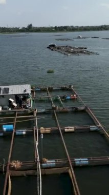 İnsansız hava aracı, bir balıkçı teknesinin üzerinde daireler çiziyor ve vietnam Gölü 'ne dalıyor.
