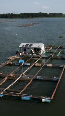 İnsansız hava aracı Vietnam Gölü üzerinde uçarken balıkçı teknesinde balık tutuyor.