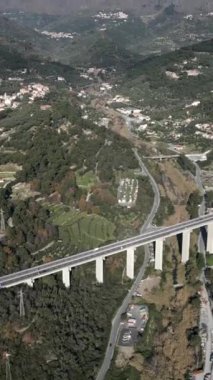 Dağlar arasında otoban Fransa 'nın ormanı yakınlarındaki şehirleri ve kasabaları birbirine bağlar.