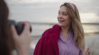 Büyük suç ortaklığı ile Model gülümsemesi - 4K Yatay