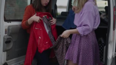 İki kadın çekimlere başlamak için kıyafetlerini hazırlıyor - 4K Yatay