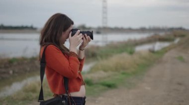 Kibirli fotoğrafçı bir şeyin fotoğrafını çekiyor - 4K Yatay
