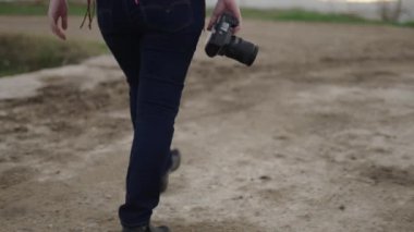 Oturum için konumu analiz eden fotoğrafçı - 4K Yatay