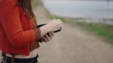 Fotoğrafçı kameranın kapağını açar ve 4K Yatay 'ı gösterir.