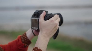 Bir kadın eli fotoğraf çeker - 4K Yatay