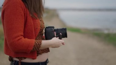 Fotoğraf çeken bir kadın fotoğrafçının yakın çekimi - 4K Yatay