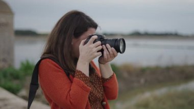 Fotoğrafçı fotoğrafları modele gösteriyor - 4K Yatay