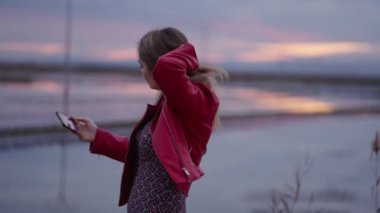 Beyaz kadın Albufera 'da selfie çekiyor - 4K Yatay