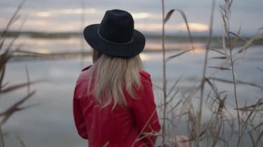 Ufuk çizgisine bakan şapkalı güzel bir kadın - 4K Yatay