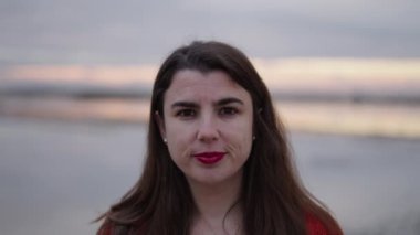 Gülümseyen beyaz bir kadının yakın plan portresi - 4K Yatay