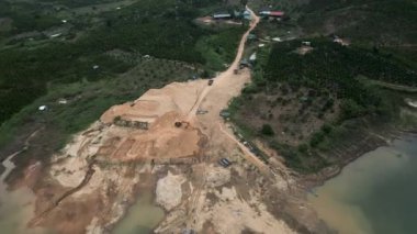 Veitnam 'ın kırsal kesiminde nehir gölü yakınlarındaki kurak bir bölgede uçan insansız hava aracı - 4K Yatay