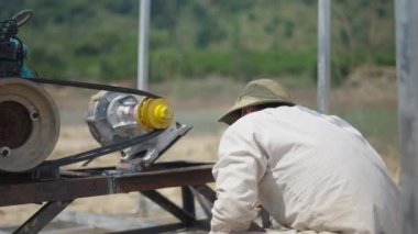 Vietnam 'da bir teknenin motor makarasını tamir eden genç Vietnamlı tamirci - 4K Yatay