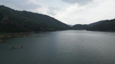 Kuşlar, rüzgârlı bir günde orman ve dağlar arasındaki nehir üzerinde panoramik bir bakış açısına sahiptirler.