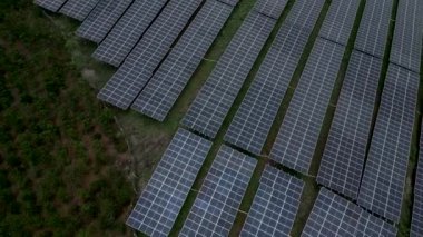 Vietnam 'da güneş panelleri kurmak için verimli olmayan arazilerden faydalanmak - 4K Yatay