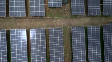Vietnam 'da enerji üreten büyük bir güneş panelinin insansız hava aracı görüntüsü - 4K Yatay