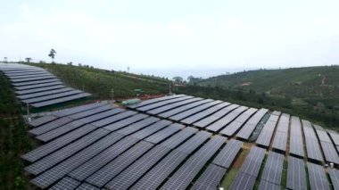 Vietnam 'da kuş bakışı geniş bir güneş paneli alanı - 4K Yatay