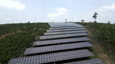 Vietnam 'ın kırsal bölgelerinde güneş panelleri olan elektrik üretimi - 4K Yatay