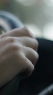 Tanımlanamayan kadın araba kullanıyor - FullHD Dikey