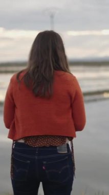 Dönüyor ve kameraya gülümsüyor - FullHD Dikey