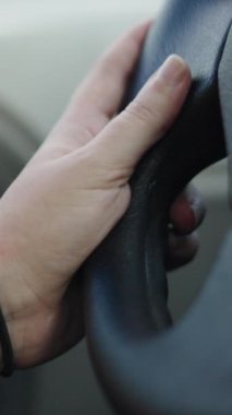 Bir araba geri alınamaz bir kadının yanından geçiyor, FullHD Dikey