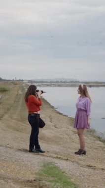 Fotoğrafçı modelin birebir portresini yapar - FullHD Dikey