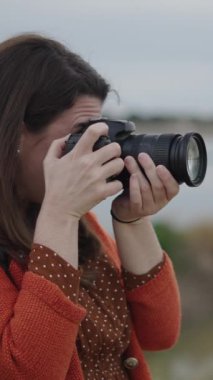 Bir fotoğrafçı fotoğrafları mankene gösterir - FullHD Dikey