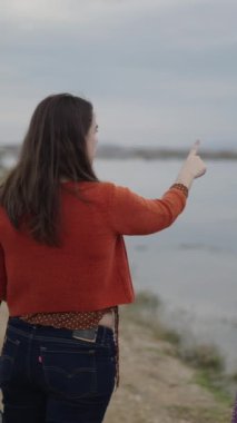 Modele nereye bakacağını gösteren fotoğrafçı - FullHD Dikey