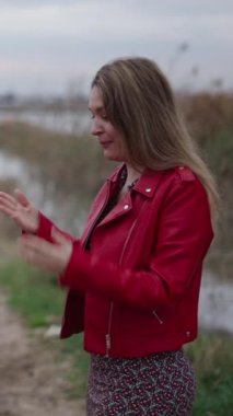 İki arkadaş Albufera 'da etkileşime giriyor ve eğleniyor - FullHD Dikey
