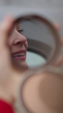 Makyajını aynada yapan model, FullHD dikey.