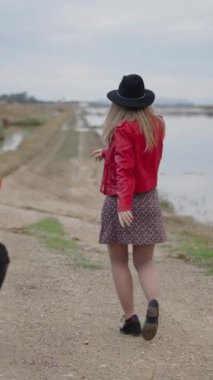 Bir model fotoğraflanırken eğlenceli bir şekilde hareket eder - FullHD Dikey