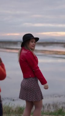 Arkası dönük güzel bir kız Albufera 'da fotoğraf çekiyor - FullHD Dikey