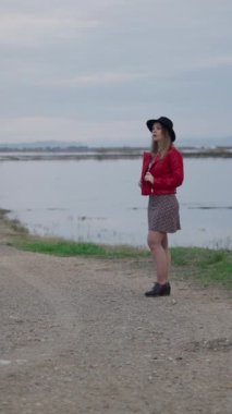 Güzel bir yerde bir fotoğrafçı mankenin fotoğrafını çeker - FullHD Dikey