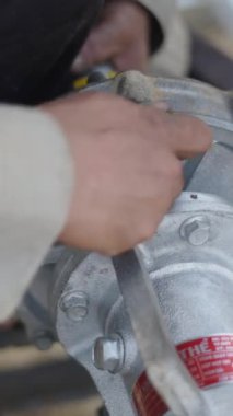 Aletler olmadan bir motorun vidasını sıkan bir makinenin yavaş çekim elleri - FullHD Dikey