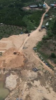 İnsansız hava aracı, Veitnam 'da kırsal bir alanda nehir kıyısındaki kurak bir gölün üzerinde uçuyor.