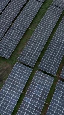 Vietnam 'a güneş panelleri kurmak için verimsiz topraklardan yararlanmak - FullHD Dikey