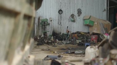 Vietnam 'ın kırsal kesiminde küçük kirli ve dağınık bir aile mekaniği atölyesi - 4K Yatay