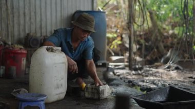 Vietnam 'da küçük kirli bir atölyede çalışan genç Asyalı tamirci - 4K Yatay